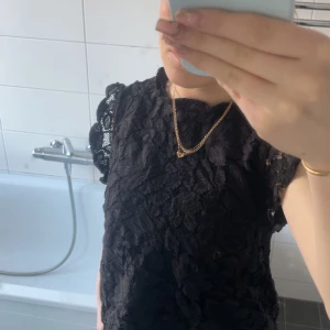 Svart spetsblus - Säljer en svart fin blus från H&M. Andvänd få gånger! Storlek Xs/S! 