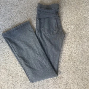Grå jeans/thigts  från H&M - Snygga grå jeans från H&M med klassisk femficksdesign. De har en rak passform och är perfekta för en avslappnad stil. Tillverkade i ett bekvämt material som ger en skön känsla hela dagen.