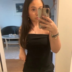 Svart tubtopp från Stradivarius - Säljer en stilren svart tubtopp från Stradivarius. Perfekt för en enkel och chic look. 