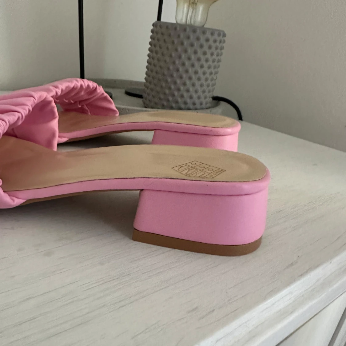 Rosa sandaler med klack - 1