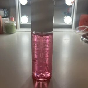 Rosa body mist  -  Fräsch body mist luktar tycker folk sommar väldigt tunn lukt som man kan ha nu varenda dag för såna som inte gillar för mycket parfym på Den följer jag inte av sig på kläderna. Det luktar som sol de jarnero 48 Tycker folk 100ml