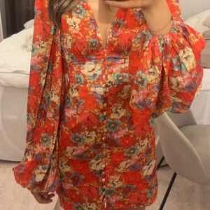 ADOORE klänning - Säljer denna färgglada  klänningen från ADOORE. Lappen sitter kvar då den aldrig användts eftersom jag inte hann returnera klänningen. Superfin klänning, passar perfekt till sommaren. PRISLAPP KVAR 