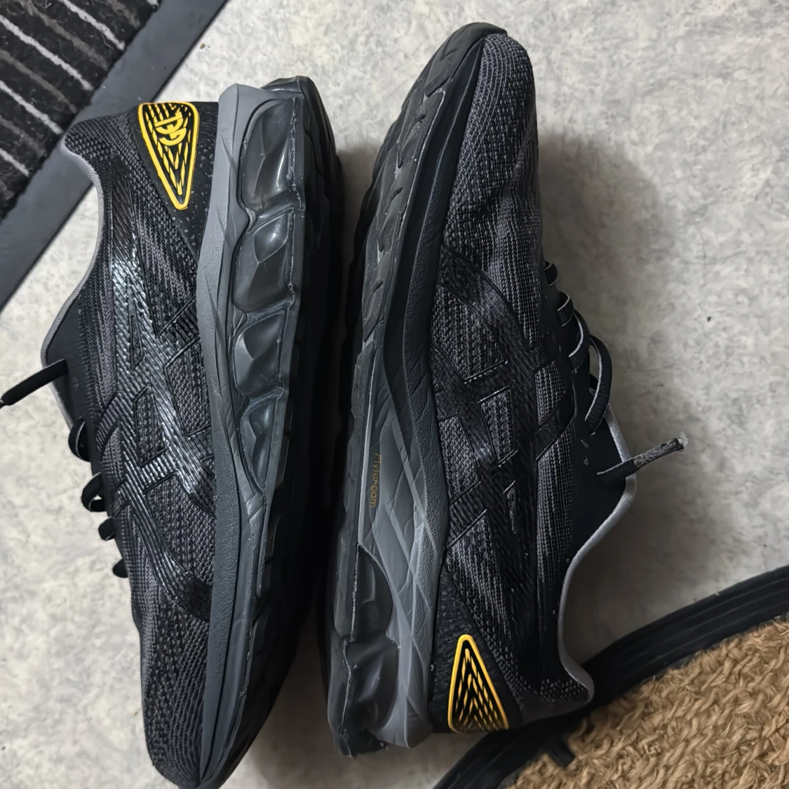 Svarta löparskor från Asics strl 42,5 - 2