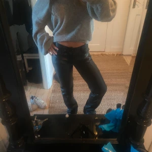 Svarta skinnbyxor från Bik Bok - Snygga svarta skinnbyxor från Bik Bok i storlek 34. Byxorna har en rak passform och har medelhög midja. 