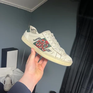 Gucci ace skor - Säljer nu ett par riktigt snygga Gucci ace skor, riktigt snygga men man bedömer själv skicket efter bilderna! Allt og till kommer så som kvitto dustbag box osv, skriv vid minsta fundering storlek 40,5 kan passa lite större! Skulle kunna få dom sjukt snygga om man lämnar in dom hos en skomakare men går självklart att använda nu🌟