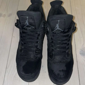 Jordan 4  - Jordan 4 model black cat. Ingen skobox tillgänglig vid köpet”sorry”! Just därför kommer skorna vara på priset de är på. Hör av er gärna vid frågor eller intresse!!