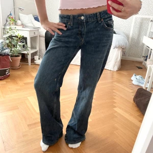 Zara low wide jeans - Skit snygga jeans som inte passade mig så jag säljer! Väldigt långa och lagom baggy, jag tog en storlek större för att de skulle vara lite större. Använda 1 gång så har absolut inga defekter förutom jättelite nere vid ena benet på baksidan som man kan se på sista bilden. Nypris 400kr, pris är diskuterbart💓midjemått 39,5cm. Innerbenslängd 85 cm☺️