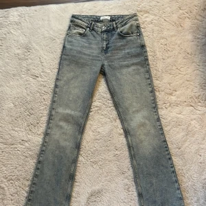 Jeans ifrån Gina Tricot - Snygga trendiga jeans från Gina Tricot med en klassisk straight/ bootcut passform. De har en stilren design med fem fickor och knappgylf. Perfekta till sommaren. Original pris ligger på 500kr och är aldrig använda.