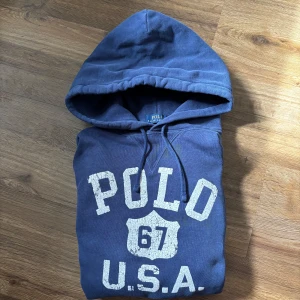 Ralph Lauren hoodie - Säljer en sjukt snygg och eftertraktad Ralph Lauren hoodie. Skicket är väldigt bra utan defekter. Storleken är XL men sitter mer som L (mått kan fås om det önskas). Priset kan diskuteras!