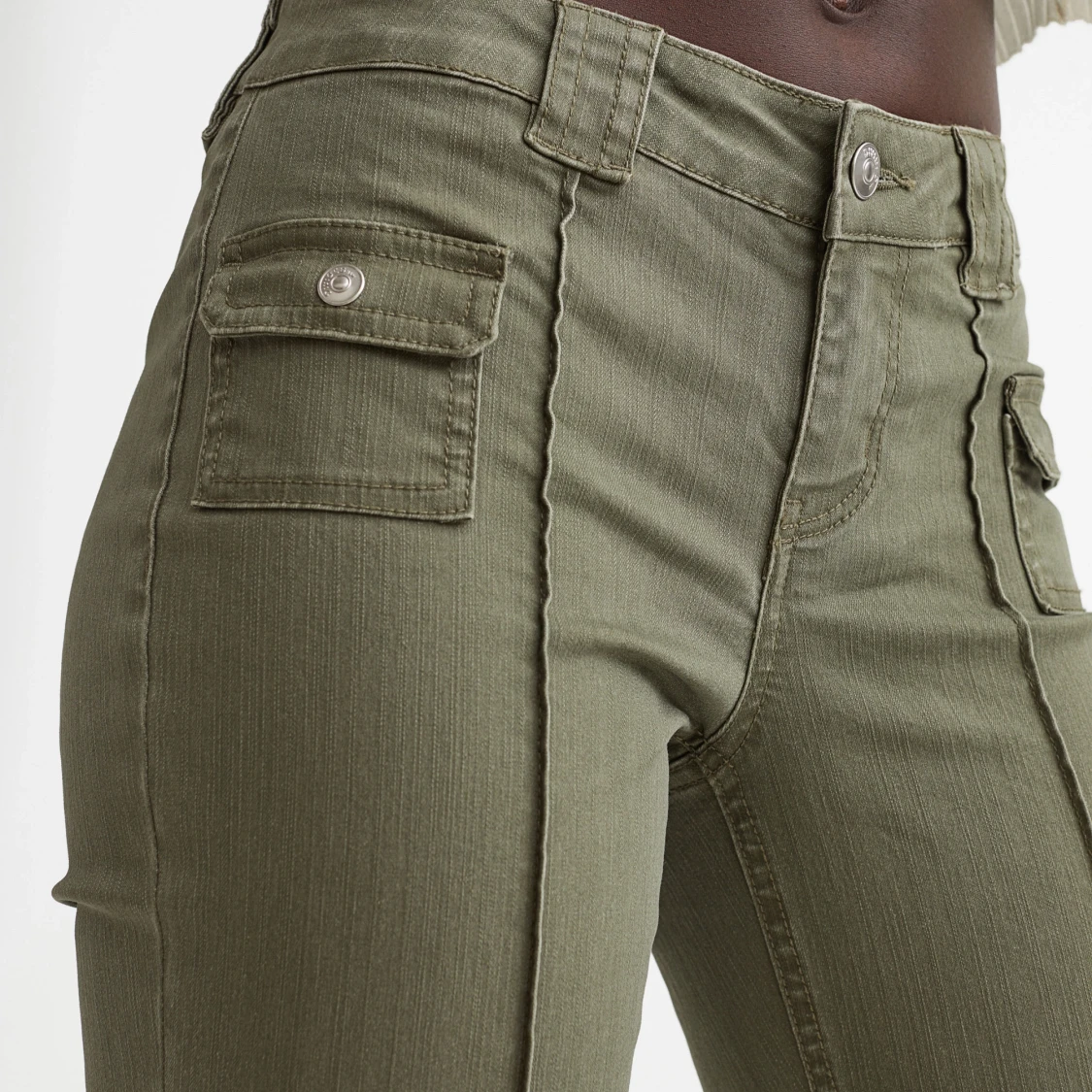Olivgröna bootcut byxor med fickdetaljer - 1
