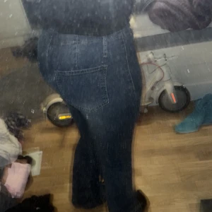 Mörkblå jeans från Shein - Säljer ett par mörkblå jeans från Shein. De har en klassisk femficksdesign och är tillverkade i ett stretchigt material för extra komfort. Perfekta för en avslappnad stil.för de är för små och har inte kommit till användning 