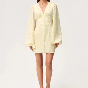 SÖKER, storlek 36 - Söker denna klänning från adoore