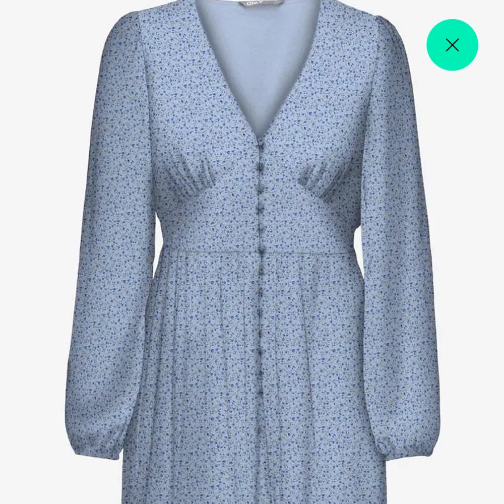 (Only onlamanda L/S long dress)Klänningen har långa ärmar och knappar framtill. Använd endast en gång. Mekot.