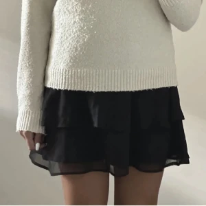 Volang kjol  - Populär volangkjol i nyskick aldrig använd!  Storlek S men jag skulle säga att den passar XS och M också! Från chelsea 