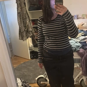 Randig långärmad tröja från Basic You - Säljer en svart och vit randig långärmad tröja från Basic You i ekologisk bomull. Perfekt för en avslappnad stil. Tröjan har en klassisk design med rund hals och är superbekväm att bära. Passar till många olika outfits!