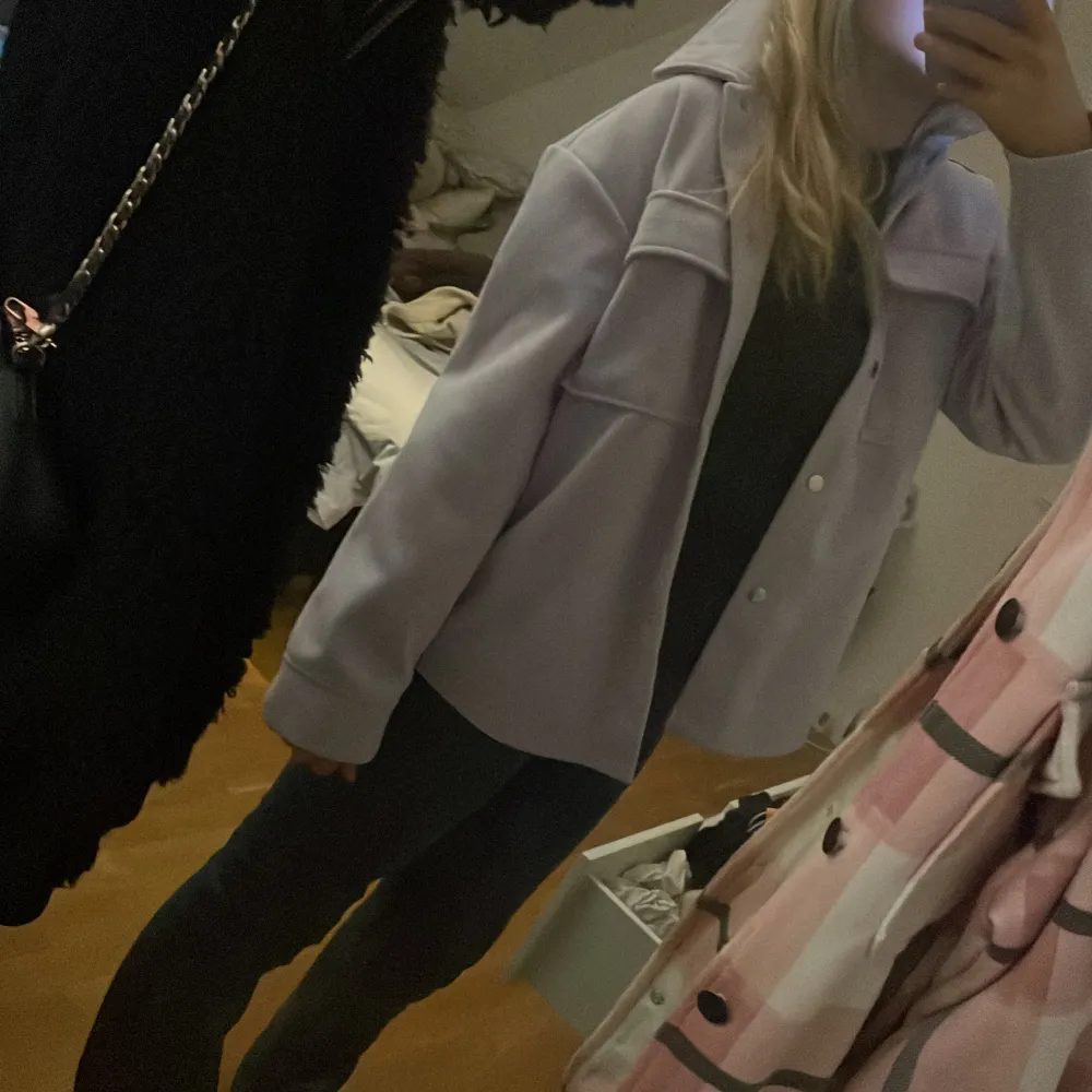 Säljer min super fina kappa, storlek XS men passar även S och M🙏 perfekt till våren och sommaren🌸🍁 . Takit.