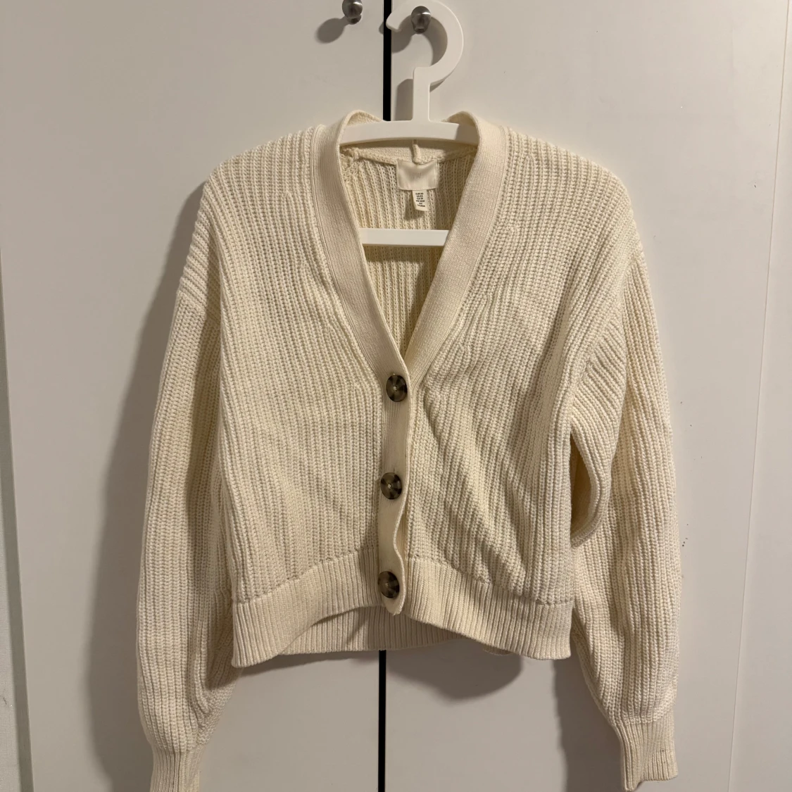 Vit stickad kofta från H&M