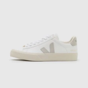 Veja skor  - Såå snygga skor från veja!! De är köpta på the Other Stories och är vita med begiea detaljer. De är använda endel men är rätt så rena och har inga defekter! Skriv för fler bilder eller frågor! Går att byta snörerna och göra de ännu vitare om man skubbar mycket!! ☺️Nypris: 1700kr 