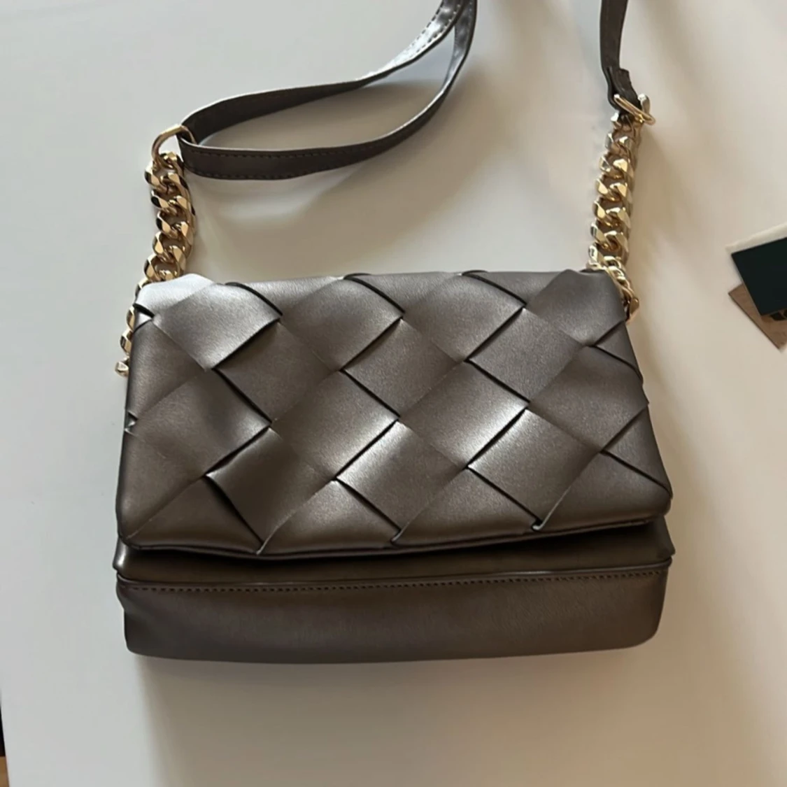 Brun axelväska med kedjedetalj