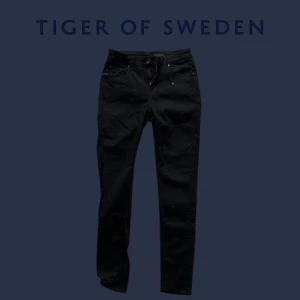 Tiger of Sweden Jeans - Snygga jeans från Tiger of Sweden. Färgen är svart och storleken är 29W 30L. Skickas inom 1-2 dagar, hör av dig om intresserad!👍🏼