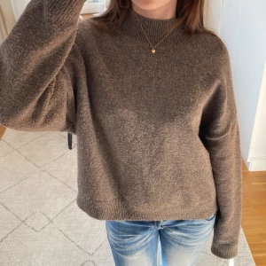 Brun stickad tröja - Säljer en mysig brun stickad tröja med långa ärmar och ribbade muddar😍Så mysig och perfekt till våren🤩storlek xl men sitter mer som en M💗skriv vid funderingar!!💕💕