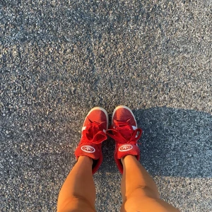 Röda sneakers från Adidas - Säljer mina Adidas campus, dom är i väldigt bra skick utöver insidan vid hälarna men när skorna är på är det inget man märker av!🩷