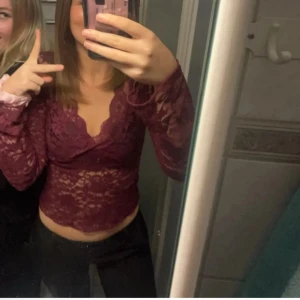 Vinröd spetsblus från Gina Tricot - Snygg vinröd spetsblus från Gina Tricot med v-ringning och långa armar i storleken S, köpt för 400💗