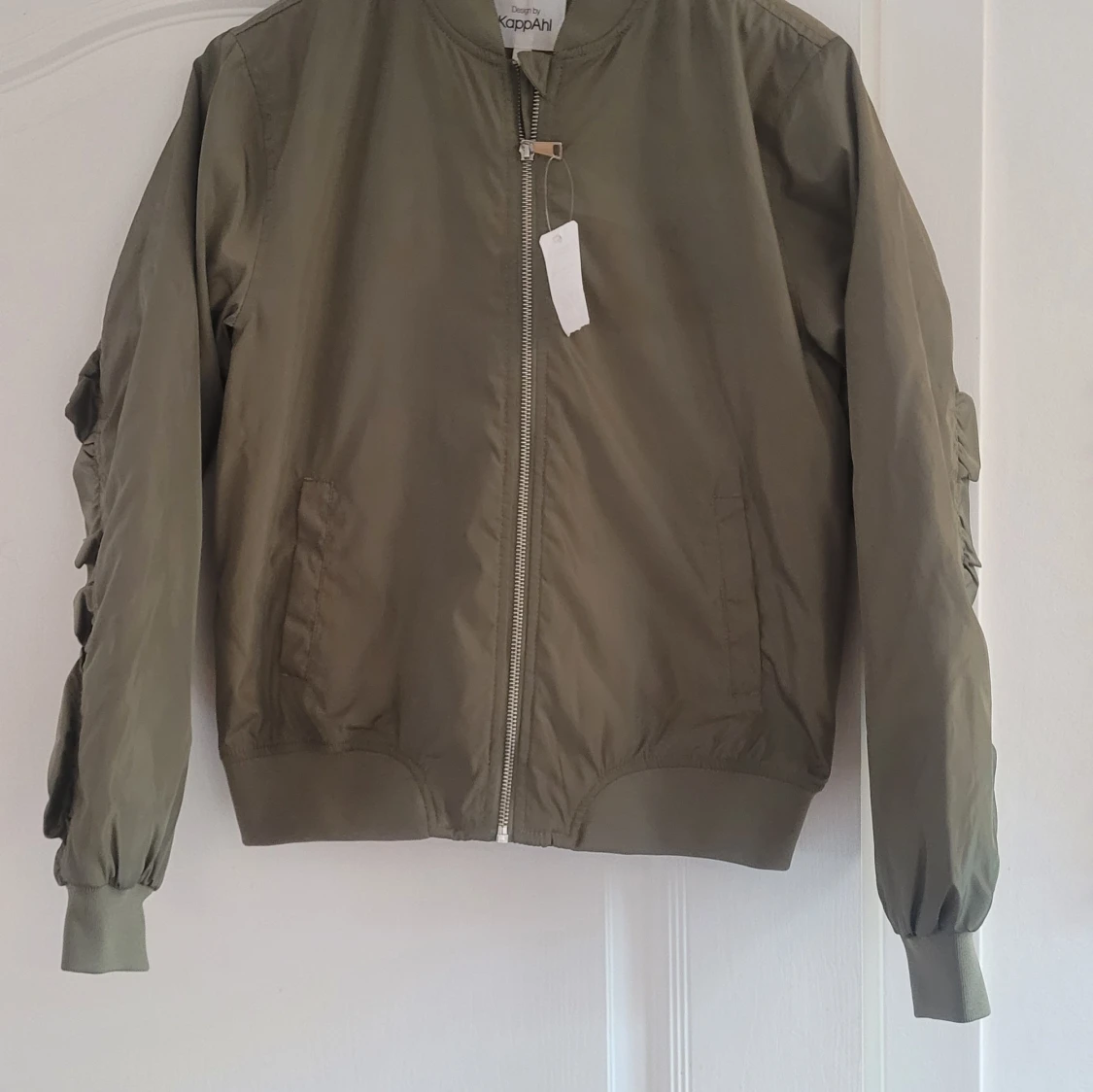 Olivgrön bomberjacka med volangdetaljer