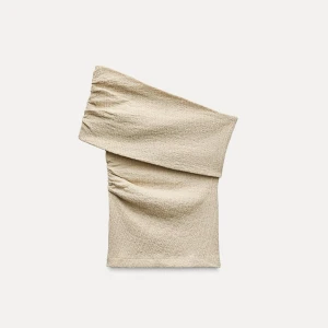 Beige offshoulder topp - Snygg beige offshoulder topp från Zara i storlek L med en stilren design. Perfekt för att ge en trendig touch till din outfit. Toppen har en unik asymmetrisk stil och är tillverkad i ett mjukt material. 🤗💕