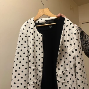 Klänning med matchande kofta - Säljer en svart klänning med en matchande tröja till. Kan säljas separat om så önskas. Båda köptes från canada. Storlek M/L. 