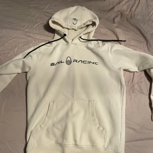 Sail racing hoodie - Sail racing hoodie texten har slitits i tvätten. Knappt använd. Storlek S