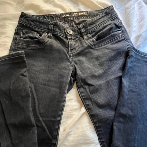 Svarta ltb jeans - Snygga svarta ltb jeansbyxor med en klassisk femficksdesign och knappgylf. De har en smal passform som framhäver benen och är perfekta för en stilren look.
