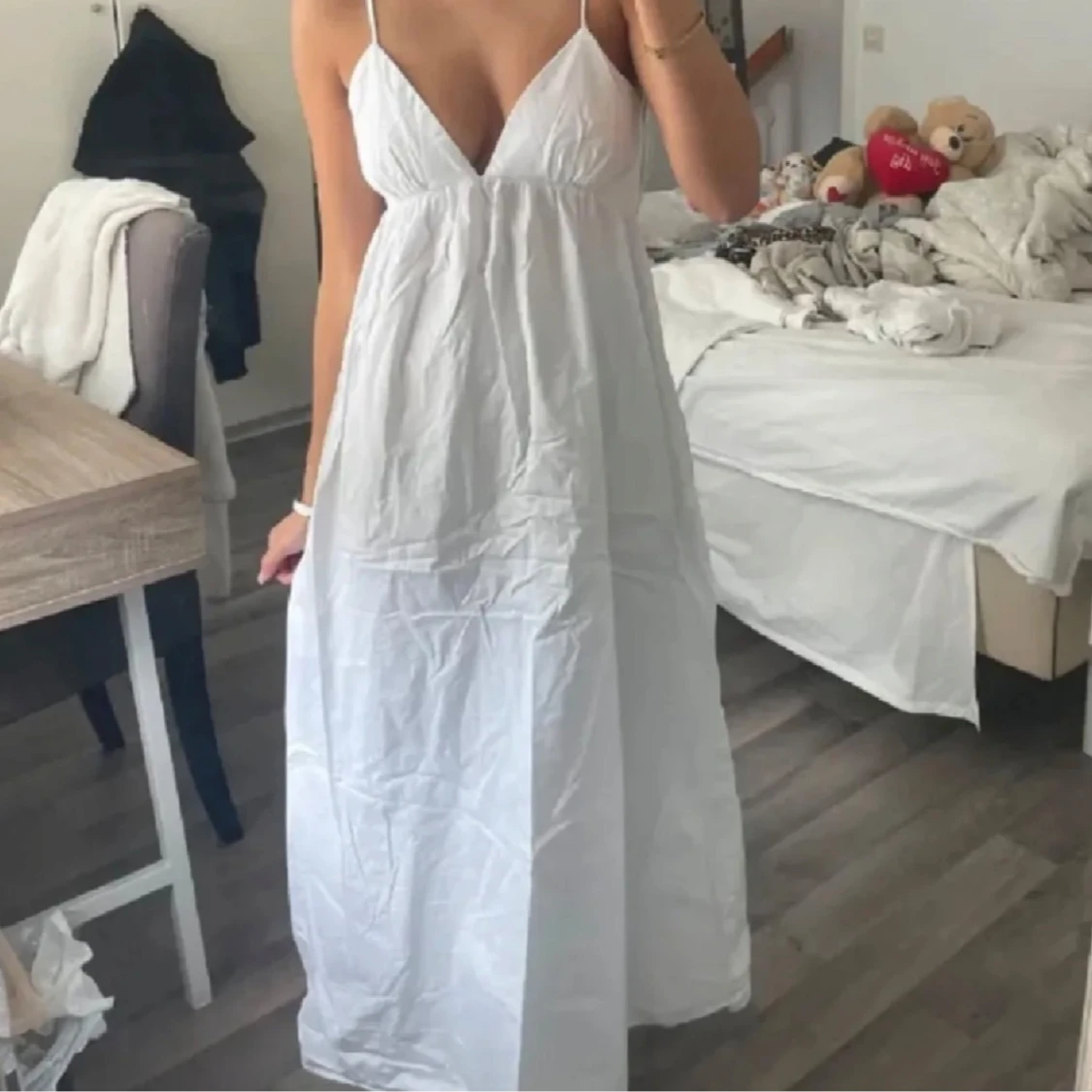 Vit långklänning med smala axelband - 4