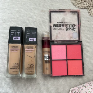 Sminkset med foundation, concealer och rouge - Säljer ett sminkset med två Maybelline Fit Me foundations i nyansen 125 Nude Beige, en Maybelline Instant Age Rewind concealer i nyans 02, och en W7 Mega Matte Blush palett med fyra rosa nyanser. Perfekt för en jämn och fräsch look. Använt men finns fortfarande mycket kvar att ge 