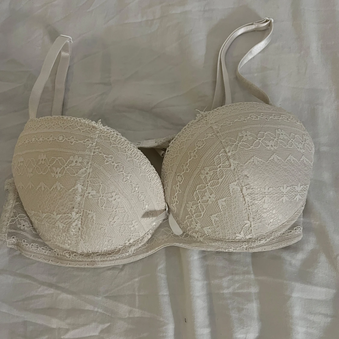 Vit spets-bh med rosett