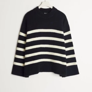 Stickad tröja - Stickad randig tröja från Gina tricot, knappt använd och inga deffekter! Pris går att diskutera💗