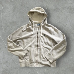 Polo Ralph lauren Zip hoodie - Säljen en vintage polo zip hoodie i extremt bra skick, storlek L.  Har ni några frågor eller vill se fler bilder är det bara att skicka ett meddelande✌️