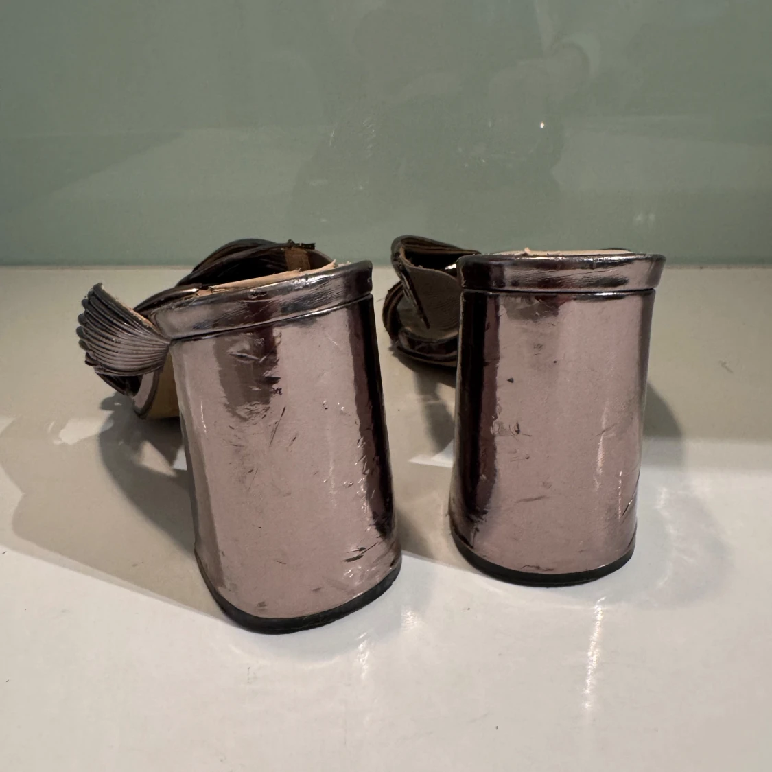 Silvriga klackskor från Saks Fifth Avenue - 2