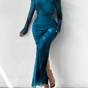 Turkos långklänning med slits - Elegant turkos långklänning med långärmade och offshoulder design. Använd endast en gång. Skriv för egna bilder