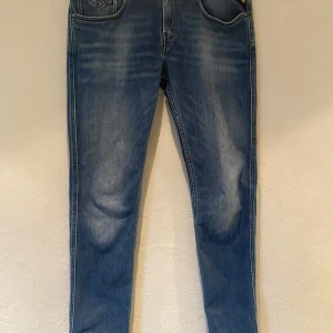 Replay Anbass - Säljer nu mina Replay anbass då dom inte längre kommer till användning, dom är i storlek W29 L32 och har en slim fit. Bara att höra av er om ni har några frågor!😊💯
