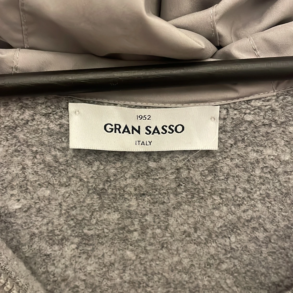 Grå stickad jacka med huva från Gran Sasso - 2