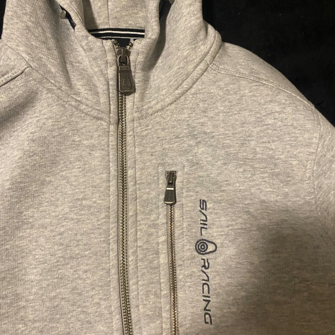 Grå hoodie från Sail Racing - 1