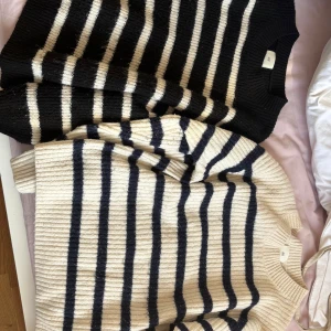 Randig stickad tröjor i svart och beige - Säljer 2 stycken stickad tröjor i svart och beige. Lite noppriga men annars fint skick. 1 styck 50kr och båda för 100kr❤️