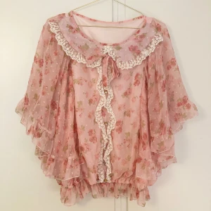 Blommig Rosa Blus Gyaru - Supersöt rosa blommig blus i chiffong 🎀💕 Väldigt coquette och gyaru🌸💐 Priset kan såklart diskuteras ♡ 
