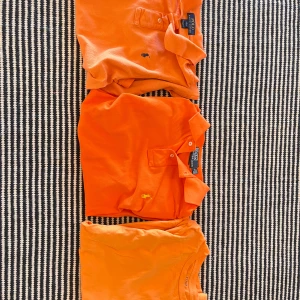 Orange 3x bundel Ralph lauren   - Tja! Säljer tre fina t-shirts/pikéer från Polo Ralph Lauren i olika nyanser av orange. Perfekta för våren och sommaren! Säljes tillsammans eller för separat kom privat. Skicka gärna ett meddelande vid frågor eller för fler bilder!😊