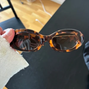 solglasögon - Snygga solglasögon med leopardmönster och ovala linser. Perfekta för en trendig look. Ramen är i plast och har en klassisk design som passar de flesta ansikten.