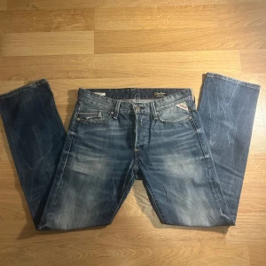 Replay Jeans - Säljer dessa snygga Replay Jeansen i färgen blå. De är i storlek 29/32 och i väldigt bra skick (knappt använda) säljer dessa för 400. Hör av vid frågor!🙌