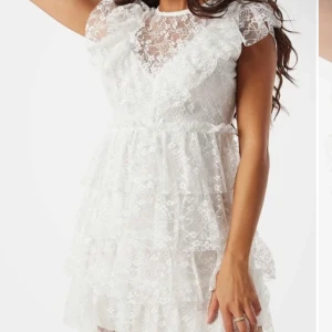 Studentklänning  - Säljer denna fina studentklänning då sorleken inte passade mig. Aldrig använd. Storlek S.