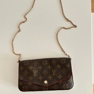 Axelväska med kedja - Sliten, finns ingen knapp att stänga väskan och sliten på sidorna där kedjan hänger (syns på bild), därav priset 