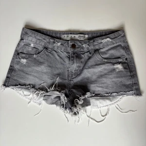 Lågmidjade jeansshorts - Jättefina lågmidjade jeansshorts med slitningar💗